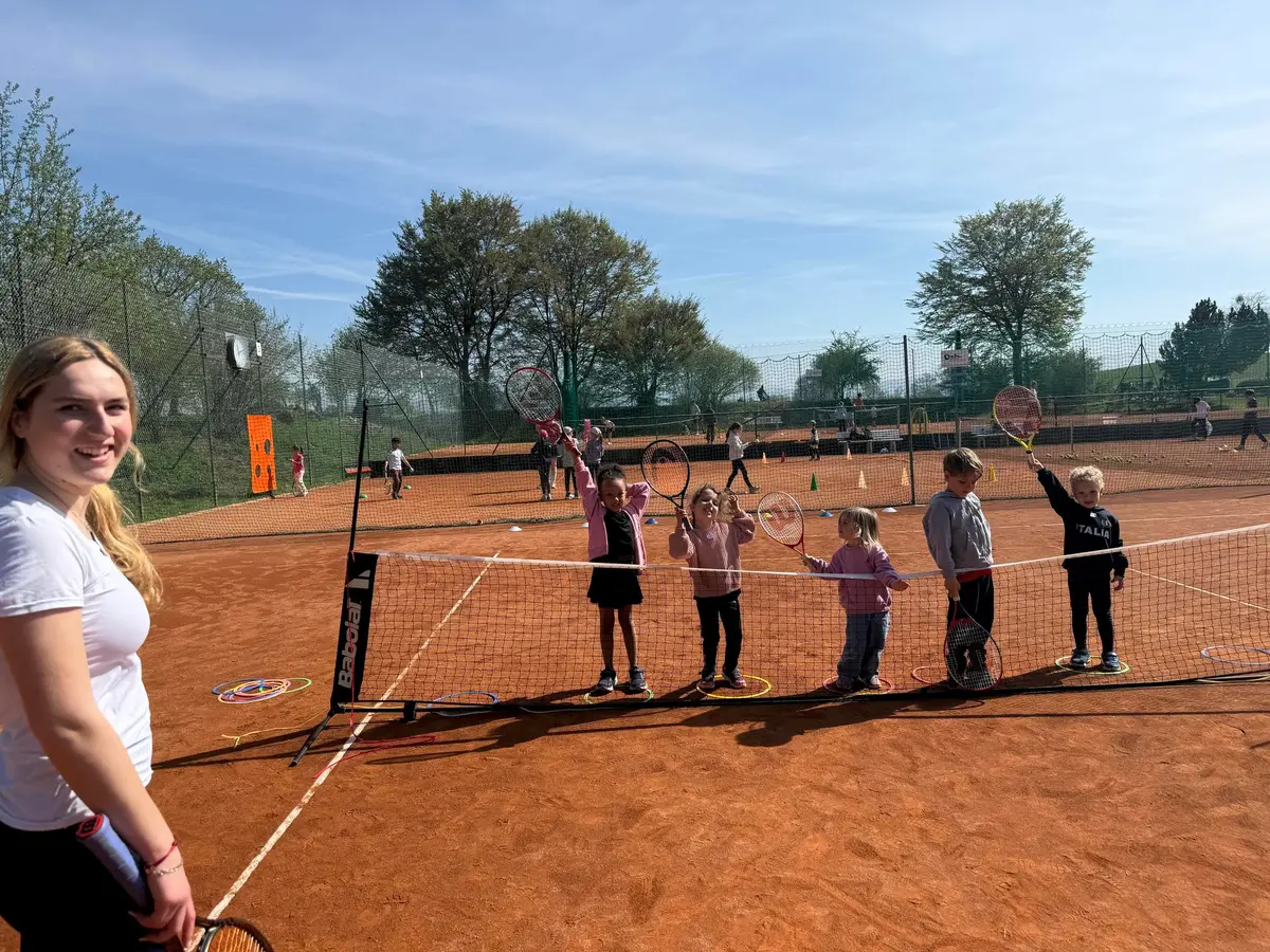 Sandplätze der Hauptanlage des TC Kilchberg mit Netz und Baumkulisse