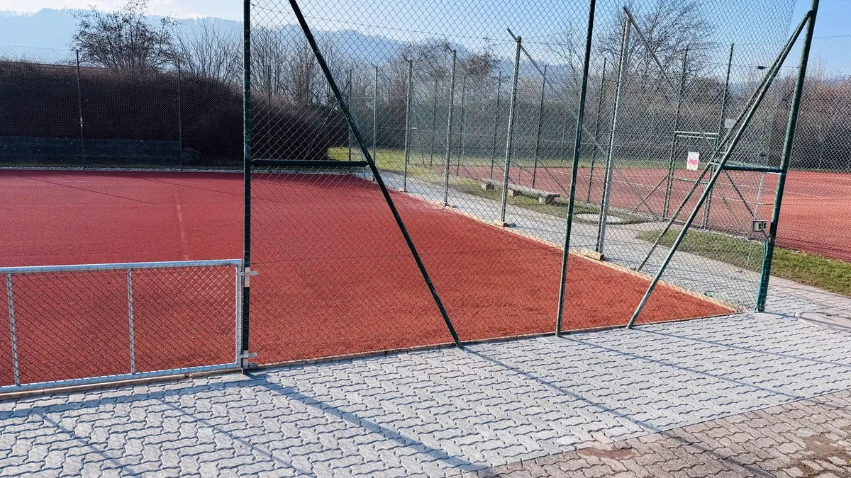 Ein leerer Allwetterplatz des TC Kilchberg