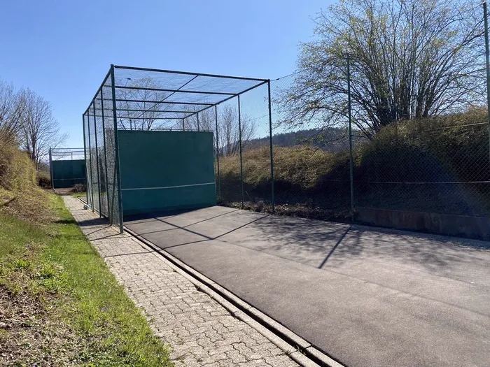 Ballwand und Trainingsplatz