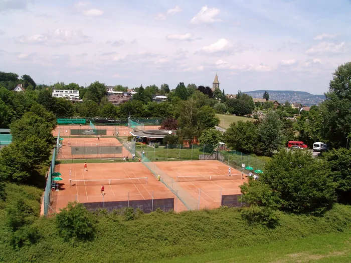 Blick über die Sandplätze am Hang