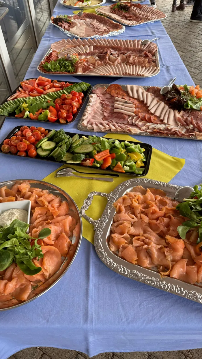 Buffet mit Fleisch- und Gemüseplatten