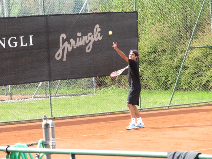 Roger Federer beim Aufschlag auf Platz 1