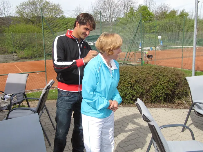 Roger Federer gibt ein Autogramm