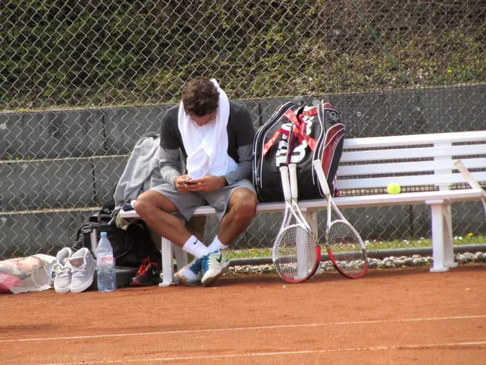 Roger Federer auf der Bank am Spielfeldrand
