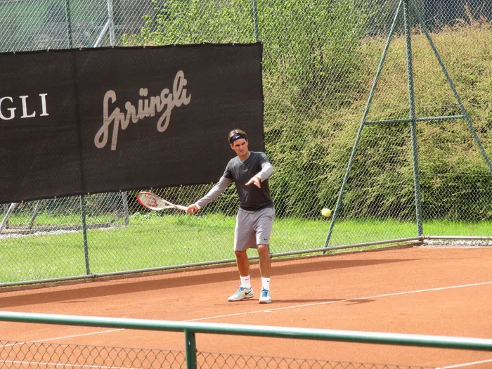 Roger Federer beim Rückhandschlag