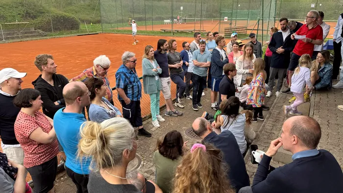 Gäste am Fest auf der Terrasse