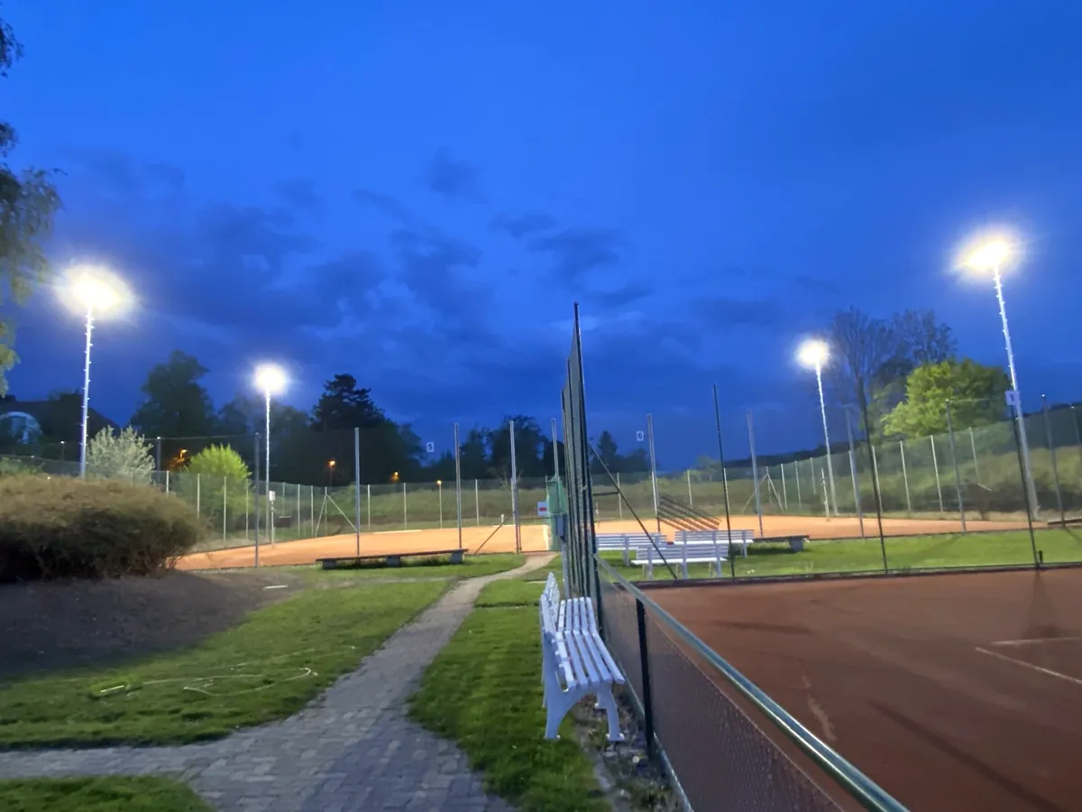 Die Anlage unter LED-Flutlicht zur blauen Stunde