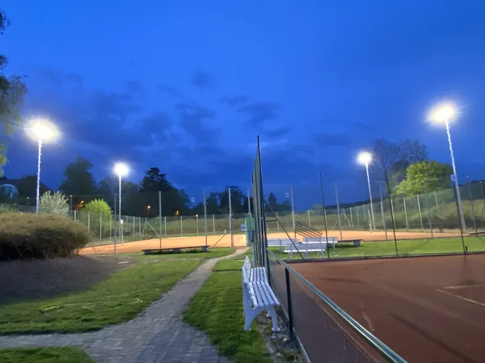 Die Anlage zur blauen Stunde unter Flutlicht