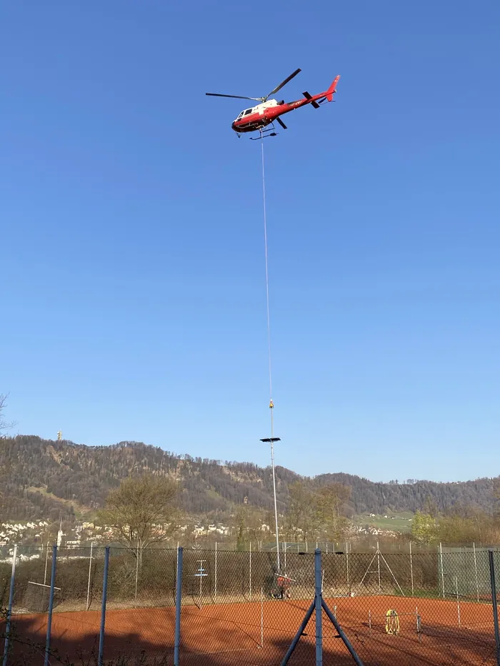 Ein Helikopter über der Anlage