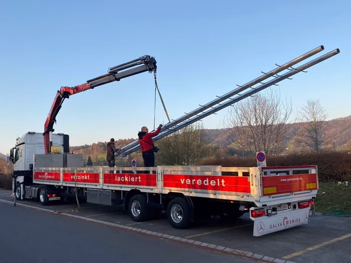 Lastwagen mit den Masten für das Flutlicht