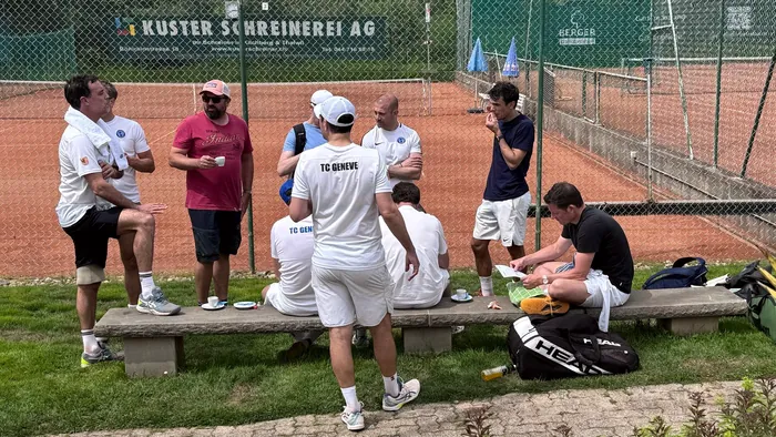 Ein Interclub-Team auf der Bank am Platzrand
