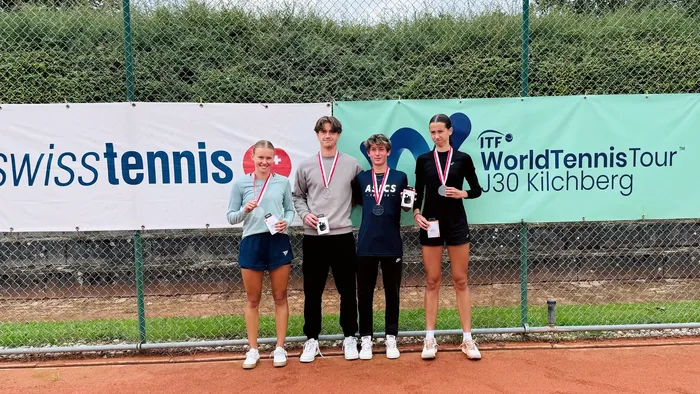 Jugendliche mit Medaillen vor dem ITF-Banner