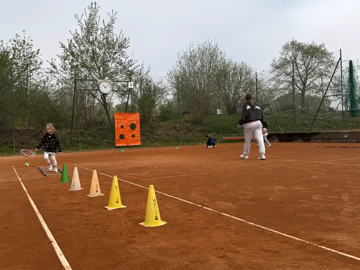 Kinder üben an der Zielscheibe