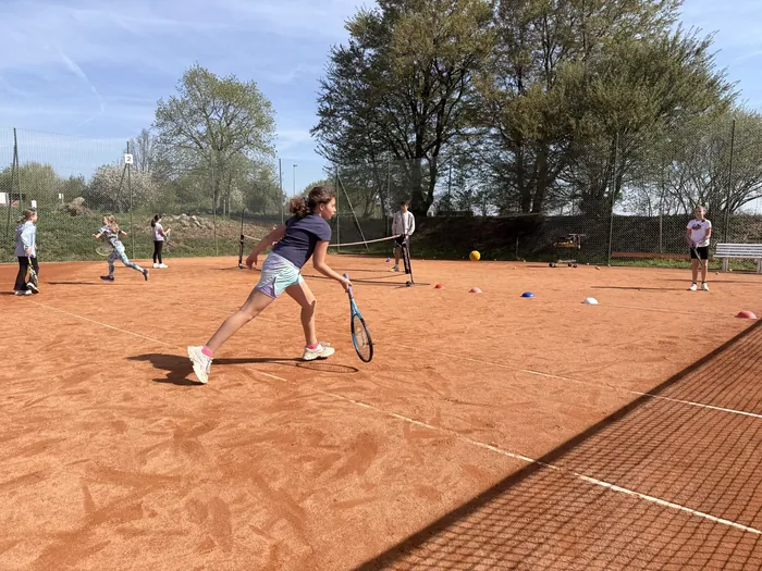 Ein Mädchen läuft im Training zum Ball