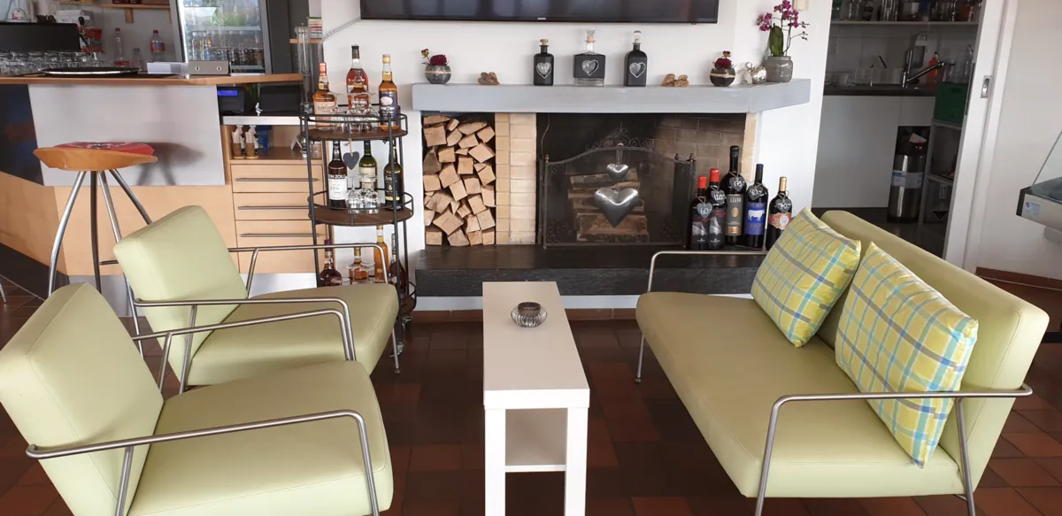 Die Lounge des Restaurants Matchball mit Cheminée, Sesseln und Bar