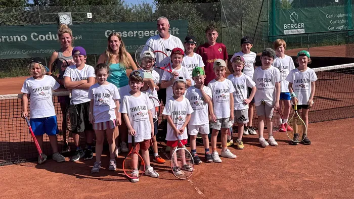 Grosse Gruppe bei den Tennisplauschwochen